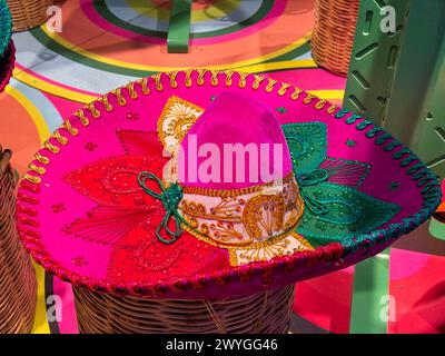 Chapeau charro mexicain ou souvenirs roses mariachi mexicain terminal 2 T2 de l'aéroport de Mexico. (Photo de Luis Gutierrez/Norte photo). Sombrero de charro mexicano o mariachi mexicano recuerdos de color rosa terminal 2 T2 del Aeropuerto de la Ciudad de Mexico. (Foto por Luis Gutierrez/Norte photo). Banque D'Images