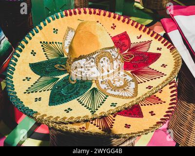 Chapeau charro mexicain ou souvenirs de mariachis mexicain au terminal jaune 2 T2 de l'aéroport de Mexico. (Photo de Luis Gutierrez/Norte photo). Sombrero de charro mexicano o mariachi mexicano recuerdos de color amarillo terminal 2 T2 del Aeropuerto de la Ciudad de Mexico. (Foto por Luis Gutierrez/Norte photo). Banque D'Images