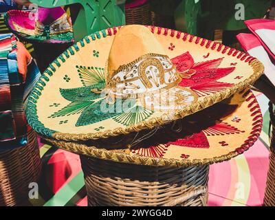 Chapeau charro mexicain ou souvenirs de mariachis mexicain au terminal jaune 2 T2 de l'aéroport de Mexico. (Photo de Luis Gutierrez/Norte photo). Sombrero de charro mexicano o mariachi mexicano recuerdos de color amarillo terminal 2 T2 del Aeropuerto de la Ciudad de Mexico. (Foto por Luis Gutierrez/Norte photo). Banque D'Images