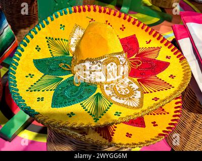 Chapeau charro mexicain ou souvenirs de mariachis mexicain au terminal jaune 2 T2 de l'aéroport de Mexico. (Photo de Luis Gutierrez/Norte photo). Sombrero de charro mexicano o mariachi mexicano recuerdos de color amarillo terminal 2 T2 del Aeropuerto de la Ciudad de Mexico. (Foto por Luis Gutierrez/Norte photo). Banque D'Images