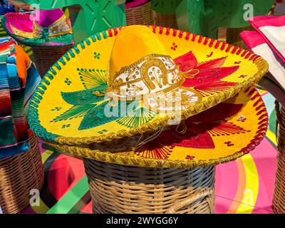 Chapeau charro mexicain ou souvenirs de mariachis mexicain au terminal jaune 2 T2 de l'aéroport de Mexico. (Photo de Luis Gutierrez/Norte photo). Sombrero de charro mexicano o mariachi mexicano recuerdos de color amarillo terminal 2 T2 del Aeropuerto de la Ciudad de Mexico. (Foto por Luis Gutierrez/Norte photo). Banque D'Images