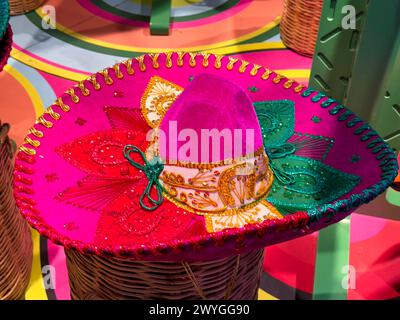 Chapeau charro mexicain ou souvenirs roses mariachi mexicain terminal 2 T2 de l'aéroport de Mexico. (Photo de Luis Gutierrez/Norte photo). Sombrero de charro mexicano o mariachi mexicano recuerdos de color rosa terminal 2 T2 del Aeropuerto de la Ciudad de Mexico. (Foto por Luis Gutierrez/Norte photo). Banque D'Images