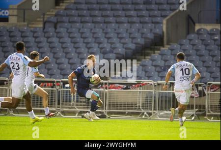 Duhan van der Merve marque le 5e essai d'Edinubrgh Rugby alors qu'ils sont à court de vainqueurs convaincants lors de leur 16 derniers matchs contre Bayonne. 6 avril 2024, Murrayfield Stadium, Édimbourg, Écosse, Royaume-Uni, crédit : Thomas Gorman/Alamy Live News Banque D'Images