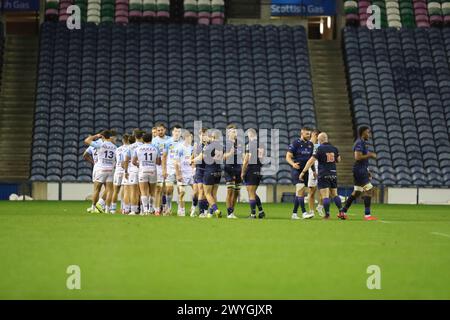 Le match est terminé et les deux équipes se serrent la main, 16 dernières European Challenge Cup, Murrayfield Stadium, Édimbourg, 6 avril 2024, crédit : Thomas Gorman/Alamy Live News Banque D'Images