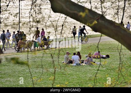 6.4.2024 Frühlingsanfang am ersten Aprilsamstag locken sommerliche Temperaturen die Menschen nach draussen. Wie hier am Mainufer à Francfort. Örtlich könnten Hitzerekorde Fallen, das ist auch ein Zeichen des Klimawandels. Frankfurt am main Mainufer Hessen Deutschland *** 6 4 2024 début du printemps le premier samedi d'avril, les températures estivales attirent les gens dehors comme ici sur les rives du main à Francfort les records de chaleur pourraient tomber localement, ce qui est également un signe du changement climatique Francfort-sur-le-main Mainufer Hessen Allemagne Banque D'Images