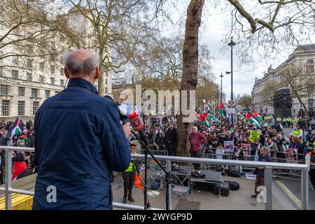 Vendredi 5 avril 2024 Whitehall, Londres, Royaume-Uni. Des milliers de personnes se rassemblent pour la Palestine lors de la marche annuelle de la journée Al-Qods et se rassemblent à Londres. La marche a commencé au Home Office et s'est terminée par un rassemblement à Whitehall près de Downing Street à Londres. Abdullah Bailey/Alamy Live News Banque D'Images