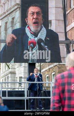 Vendredi 5 avril 2024 Whitehall, Londres, Royaume-Uni. Des milliers de personnes se rassemblent pour la Palestine lors de la marche annuelle de la journée Al-Qods et se rassemblent à Londres. La marche a commencé au Home Office et s'est terminée par un rassemblement à Whitehall près de Downing Street à Londres. Abdullah Bailey/Alamy Live News Banque D'Images