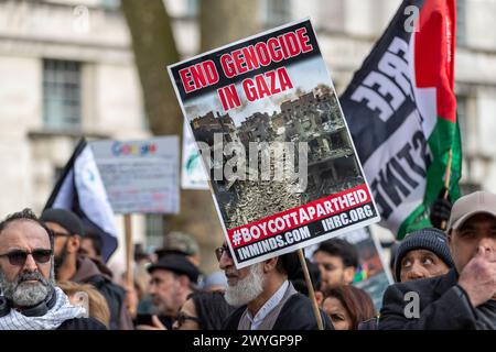 Vendredi 5 avril 2024 Whitehall, Londres, Royaume-Uni. Des milliers de personnes se rassemblent pour la Palestine lors de la marche annuelle de la journée Al-Qods et se rassemblent à Londres. La marche a commencé au Home Office et s'est terminée par un rassemblement à Whitehall près de Downing Street à Londres. Abdullah Bailey/Alamy Live News Banque D'Images