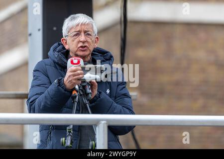 Vendredi 5 avril 2024 Whitehall, Londres, Royaume-Uni. Des milliers de personnes se rassemblent pour la Palestine lors de la marche annuelle de la journée Al-Qods et se rassemblent à Londres. La marche a commencé au Home Office et s'est terminée par un rassemblement à Whitehall près de Downing Street à Londres. Abdullah Bailey/Alamy Live News Banque D'Images