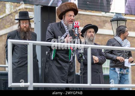Whitehall, Londres, Royaume-Uni. Vendredi 5 avril 2024. Des milliers de manifestants ont pris part à la marche et au rassemblement annuels de la Journée Al-Quds à Londres. La marche a commencé au Ministère de l’intérieur et s’est terminée par un rassemblement près de Downing Street à Whitehall, appelant à la solidarité avec le peuple palestinien. Banque D'Images