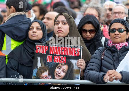 Vendredi 5 avril 2024 Whitehall, Londres, Royaume-Uni. Des milliers de personnes se rassemblent pour la Palestine lors de la marche annuelle de la journée Al-Qods et se rassemblent à Londres. La marche a commencé au Home Office et s'est terminée par un rassemblement à Whitehall près de Downing Street à Londres. Abdullah Bailey/Alamy Live News Banque D'Images