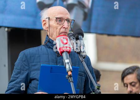 Vendredi 5 avril 2024 Whitehall, Londres, Royaume-Uni. Des milliers de personnes se rassemblent pour la Palestine lors de la marche annuelle de la journée Al-Qods et se rassemblent à Londres. La marche a commencé au Home Office et s'est terminée par un rassemblement à Whitehall près de Downing Street à Londres. Abdullah Bailey/Alamy Live News Banque D'Images