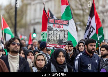 Vendredi 5 avril 2024 Whitehall, Londres, Royaume-Uni. Des milliers de personnes se rassemblent pour la Palestine lors de la marche annuelle de la journée Al-Qods et se rassemblent à Londres. La marche a commencé au Home Office et s'est terminée par un rassemblement à Whitehall près de Downing Street à Londres. Abdullah Bailey/Alamy Live News Banque D'Images