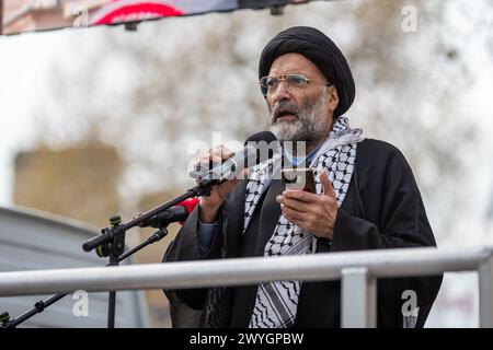 Vendredi 5 avril 2024 Whitehall, Londres, Royaume-Uni. Des milliers de personnes se rassemblent pour la Palestine lors de la marche annuelle de la journée Al-Qods et se rassemblent à Londres. La marche a commencé au Home Office et s'est terminée par un rassemblement à Whitehall près de Downing Street à Londres. Abdullah Bailey/Alamy Live News Banque D'Images