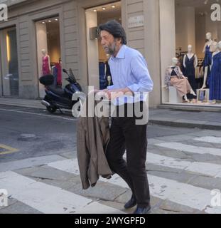 Milan, Italie. 06 avril 2024. Massimo Cacciari avec une tenue élégante se promène dans les rues du centre de Milan crédit : Agence photo indépendante / Alamy Live News Banque D'Images
