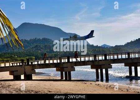 Airswift ATR 72 atterrissant à El Nido, Palawan Banque D'Images