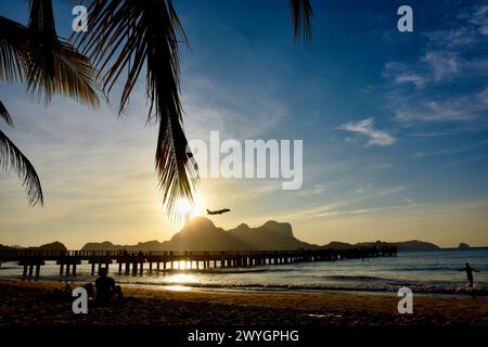 Airswift ATR 72 atterrissant à El Nido, Palawan Banque D'Images