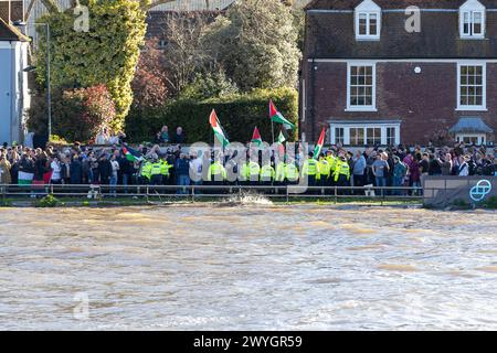 Samedi 30 mars 2024 Chiswick Bridge, Londres, Royaume-Uni. Les manifestants se sont rassemblés parmi les spectateurs qui regardaient la course de bateaux Gemini lors de la dernière course pour hommes. Les manifestants ont hissé des drapeaux palestiniens lors de la course finale et ont appelé à une Palestine libre afin de souligner le génocide continuel du peuple palestinien par Israël. Alors que Cambridge franchit la ligne d'arrivée, les membres du groupe Youth Demand ont laissé tomber une bannière et le drapeau palestinien. La police est rapidement intervenue et a enlevé le drapeau et la bannière, mais deux jeunes hommes ont réussi à se coller sur le pont. Abdullah Bailey/Alamy Live News Banque D'Images