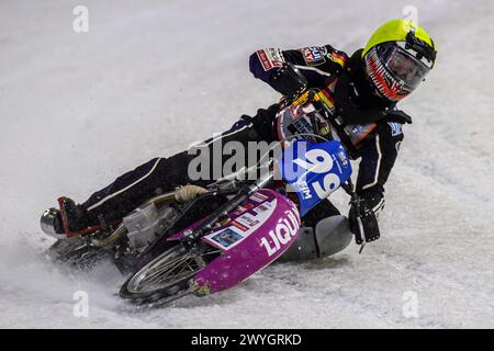 Heerenveen, pays-Bas. 06 avril 2024. L'Allemand Benedikt Monn (99) en action lors de la finale 3 du Championnat du monde FIM Ice Speedway Gladiators à la patinoire Thialf, Heerenveen le samedi 6 avril 2024. (Photo : Ian Charles | mi News) crédit : MI News & Sport /Alamy Live News Banque D'Images