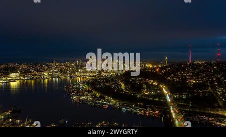 Tir par drone des gratte-ciel de Seattle, Washington et du lac Union dans la nuit de décembre Banque D'Images