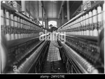 Jeune fille Spinner dans Lancaster Cotton Mills. Lancaster, S.C, décembre 1908. Photographie américaine vintage des années 1910 Projet sur le travail des enfants. Crédit : Lewis Hines Banque D'Images