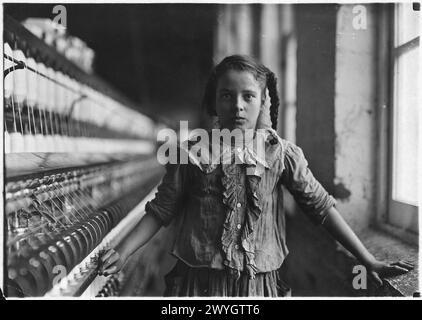 Un des fileurs enfants de Whitnel Cotton Mill. Elle mesurait 51 pouces de haut. Whitnel, N. C, décembre 1908. Photographie américaine vintage des années 1910 Projet sur le travail des enfants. Crédit : Lewis Hines Banque D'Images