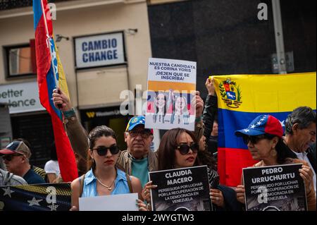 Madrid, Espagne. 06 avril 2024. Des personnes protestant avec des pancartes et des drapeaux vénézuéliens lors d'un rassemblement sous le slogan "contre le blocus électoral et la violation des droits de l'homme au Venezuela". Crédit : Marcos del Mazo/Alamy Live News Banque D'Images