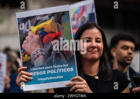 Madrid, Espagne. 06 avril 2024. Des personnes protestant avec des pancartes et des drapeaux vénézuéliens lors d'un rassemblement sous le slogan "contre le blocus électoral et la violation des droits de l'homme au Venezuela". Crédit : Marcos del Mazo/Alamy Live News Banque D'Images