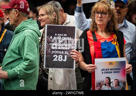 Madrid, Espagne. 06 avril 2024. Des personnes protestant avec des pancartes et des drapeaux vénézuéliens lors d'un rassemblement sous le slogan "contre le blocus électoral et la violation des droits de l'homme au Venezuela". Crédit : Marcos del Mazo/Alamy Live News Banque D'Images