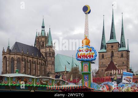 28.03.2024, Erfurt, Thueringen, GER - Dom Marien links und Kirche avec Severi. Aussen, Aussenaufnahme, Deutsch, Deutschland, Dom, Erfurt, Erfurter Dom, Europa, europaeisch, Fahrgeschaeft, Fruehjahr, Fruehling, Jahreszeit, Jahrmarkt, Kirche, niemand, QF, Querformat, Sakralgebaeude, Sehenswuerdigkeit, Prog Marien,. Severi, Stadt, Stadtansicht, Stadtlandschaft, Stadtleben, Thueringen, Wahrzeichen, Westeuropa, Wirtschaft 240328D870ERFURT.JPG *** 28 03 2024, Erfurt, Thuringe, GER Cathédrale St Marien gauche et Eglise St Severi extérieur, extérieur, allemand, Allemagne, Cathédrale, Erfurt, Erfurt Cathed Banque D'Images