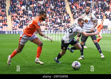 CJ Hamilton de Blackpool affronte James Gibbons de Cambridge United lors du match de Sky Bet League 1 Blackpool vs Cambridge United à Bloomfield Road, Blackpool, Royaume-Uni, 6 avril 2024 (photo de Craig Thomas/News images) Banque D'Images