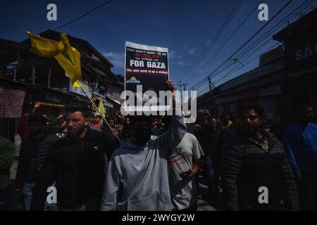 5 avril 2024, Budgam, Jammu-et-Cachemire, Inde : un garçon musulman chiite du Cachemire tient une pancarte alors qu'il chante des slogans contre Israël et les États-Unis lors d'une manifestation contre les opérations militaires israéliennes à Gaza, le 5 avril 2024, à Khumani Chowk, à l'ouest de Srinagar, Cachemire sous administration indienne, Inde. Des dizaines de musulmans chiites du Cachemire portaient des pancartes et des drapeaux palestiniens lors d'une marche dans le Khumani Chowk du centre du Cachemire, commémorant la Journée Al Qods (Jérusalem). La Journée Al-Qods est célébrée globalement le dernier vendredi (Jumat-ul-Vida) du mois Saint du Ramadan pour exprimer sa solidarité et son soutien à Palesti Banque D'Images