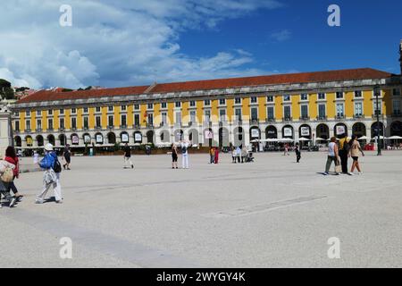 Le bâtiment abrite des bureaux du gouvernement, le Musée de la bière et le Martinho da Arcada, le plus ancien café de Lisbonne (1778) sur la Praça do Comércio à Lisbonne, Portugal. Banque D'Images