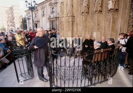 Arrêt du Tribunal de las Aguas à la Puerta de los Apóstoles (porte des Apôtres). Cathédrale. Valencia. Espagne. Banque D'Images