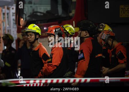 Bangkok, Bangkok, Thaïlande. 5 avril 2024. Des étudiants de l'équipe Disaster Navamindradhiraj (DNT) avec du matériel de sauvetage ont participé à une opération d'accident de la circulation : un camion porte-conteneurs s'est écrasé dans un bâtiment commercial de trois étages, causant de lourds dommages à un bâtiment commercial, sur Suan Phak Road, district de Taling Chan, Bangkok le 5 avril 2024. (Crédit image : © Teera Noisakran/Pacific Press via ZUMA Press Wire) USAGE ÉDITORIAL SEULEMENT! Non destiné à UN USAGE commercial ! Banque D'Images