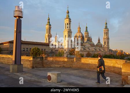 Basilique de Nuestra Señora del Pilar, Puente de Piedra pont sur l'Èbre, Saragosse. Aragón, Espagne. Banque D'Images