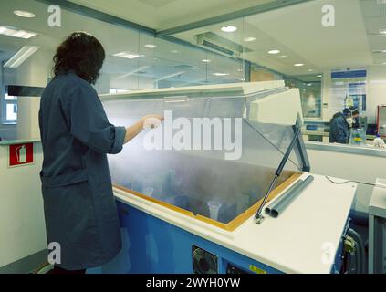 Chambre de pulvérisation de sel. Corrosion de laboratoire et électrochimique. Division de l'énergie et de l'environnement. TECNALIA recherche et innovation. Donostia. San Sebastian. Gipuzkoa. Pays Basque. Espagne. Europe. Banque D'Images