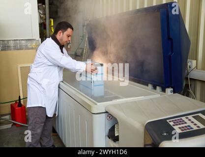 Chambre de pulvérisation de sel. Compartiment à poussière. Test de vieillissement artificiel. Laboratoire d'essais environnementaux. Certification des équipements électriques. Services technologiques à l'industrie. TECNALIA recherche & innovation, Bizkaia, pays Basque, Espagne. Banque D'Images