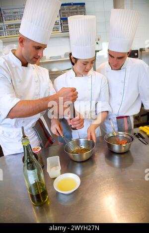 Préparation du tartre de saumon. École de cuisine Luis Irizar. Donostia, Gipuzkoa, pays Basque, Espagne. Banque D'Images