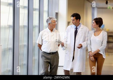 Médecin parlant avec la famille du patient dans le couloir hospitalier, Hôpital Onkologikoa, Institut d'oncologie, Centre de cas pour la prévention, le diagnostic et le traitement du cancer, Donostia, Saint-Sébastien, Gipuzkoa, pays Basque, Espagne. Banque D'Images