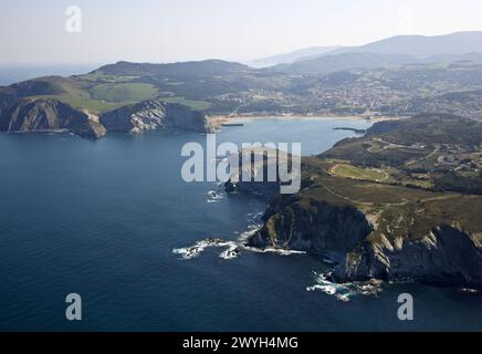 Barrika, Plentzia en arrière-plan, Biscaye, pays Basque, Espagne. Banque D'Images