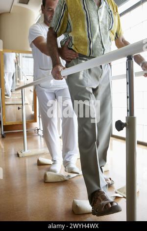 Rééducation aux accidents vasculaires cérébraux, barres parallèles pour exercices de coordination. Hôpital Universitario de Gran Canaria Doctor Negrin, Las Palmas de Gran Canaria. Îles Canaries, Espagne. Banque D'Images