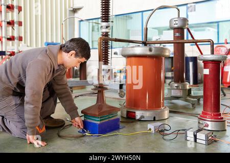 Test de choc. Suralimentation de l'équipement avec éclateur. Laboratoire électrique haute tension. Certification des équipements électriques. Services technologiques à l'industrie. TECNALIA recherche & innovation, Bizkaia, pays Basque, Espagne. Banque D'Images