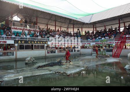 Samut Prakan, Samut Prakan, Thaïlande. 6 avril 2024. Les touristes thaïlandais et les étrangers, en particulier les groupes familiaux, ont voyagé pour assister à une représentation animée à la ferme de crocodiles et zoo de Samutprakan le 6 avril 2024. Dans la province de Samut Prakan. 35 km de Bangkok. Après avoir été temporairement fermé pendant 3 ans en raison de la situation épidémique de COVID-19. (Crédit image : © Teera Noisakran/Pacific Press via ZUMA Press Wire) USAGE ÉDITORIAL SEULEMENT! Non destiné à UN USAGE commercial ! Banque D'Images