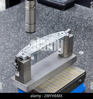 CMM, machine de mesure de coordonnées, machine de mesure dimensionnelle de service. Métrologie innovante appliquée. Mesure de coordonnées 3D. Banque D'Images