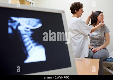 Vérification de la rotation du cou du médecin, radiographie cervicale, centre médical de physiothérapie, Donostia, Saint-Sébastien, Gipuzkoa, pays Basque, Espagne. Banque D'Images