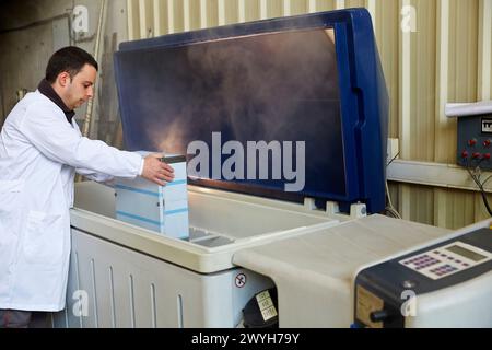 Chambre de pulvérisation de sel. Compartiment à poussière. Test de vieillissement artificiel. Laboratoire d'essais environnementaux. Certification des équipements électriques. Services technologiques à l'industrie. TECNALIA recherche & innovation, Bizkaia, pays Basque, Espagne. Banque D'Images