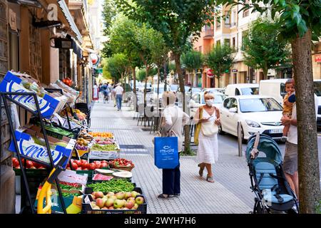 Frutería en la calle Matia, Barrio del Antiguo, Donostia, San Sebastian, Ciudad cosmopolita de 187,000 habitantes, destaca por su gastronomía, playas urbanas y edificios inspirados en la arquitectura parisina, Gipuzkoa, pays Basque, Espagne, Europe. Banque D'Images