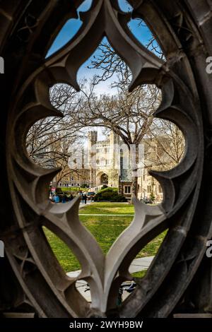 Vue du bâtiment du campus de l'Université de Princeton par la fenêtre Banque D'Images