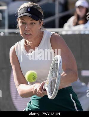 6 avril 2024 : Danielle Collins (USA) bat Maria Sakkari (GRE) au Credit One Charleston Open joué au Family Circle Tennis Center à Charleston, Caroline du Sud/USA © Leslie Billman/Tennisclix/Cal Sport Media Banque D'Images